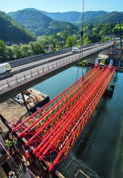 For transferring the heavy loads over the almost 40 m span, the truss arrangement and spacings can be flexibly determined using a metric grid configuration.