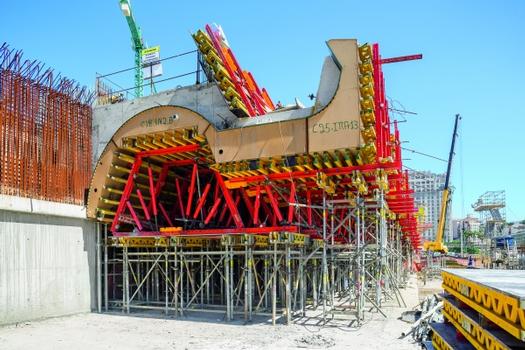 Supported by PERI UP shoring and working scaffolds, as well as a VARIOKIT raised formwork unit, the customised elements are assembled on site to form a complete 3D formwork construction.