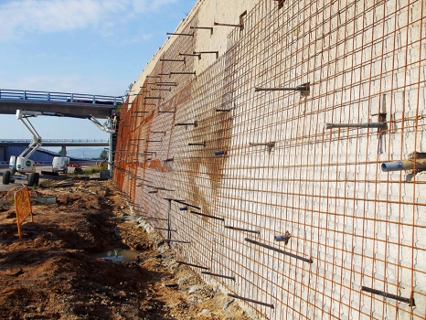 Mesh was anchored vibration-free at the retaining walls and then shotcreted.