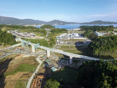 Der Osabe-Viadukt, im Hintergrund die nahe Pazifikküste
