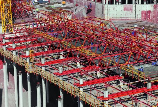 Each casting segment realised 880 m² of slab area per storage tank in regular 5-day cycles.