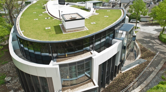 Das ellipsenförmige Gästehaus Coblenz beherbergt 77 Zimmer und Suiten auf rund 2.900 m².