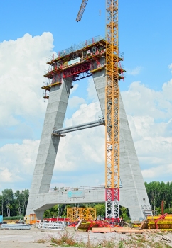 In the lower part, a cross‑connection for the pylon legs served as bracing; the legs converge a few metres below the head.
: In the lower part, a cross‑connection for the pylon legs served as bracing; the legs converge a few metres below the head.