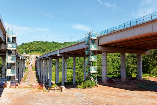Für die São Paulo Metropolitan Ring Road wurde u. a. eine Talbrücke errichtet, an die sich ein Tunnel anschließt.
: Für die São Paulo Metropolitan Ring Road wurde u. a. eine Talbrücke errichtet, an die sich ein Tunnel anschließt.