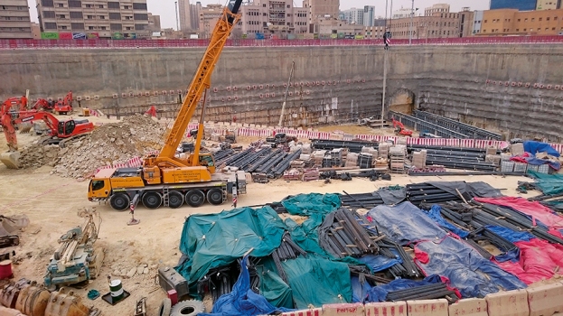 Station Qasr Al Hokom : Für die neue Station Qasr Al Hokom musste eine tiefe, komplett wasserdichte Baugrube erstellt werden.
