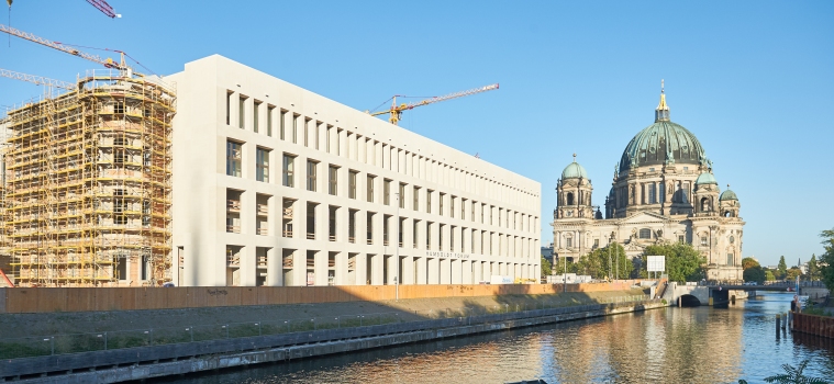 The rebuilt palace and the Humboldt-Forum were subject of a lively debate. In the picture you can see the east façade, the “Belvedere” (beautiful view).