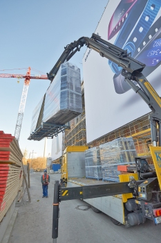More than 2000 window units were preassembled and delivered to the palace construction site.
: More than 2000 window units were preassembled and delivered to the palace construction site.