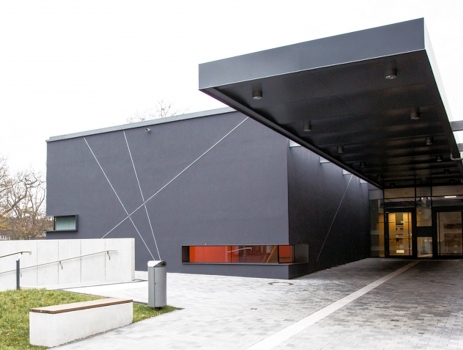 Das neue Hörsaalzentrum der Universität Essen-Duisburg wurde in zwei Jahren Bauzeit errichtet.
: Das neue Hörsaalzentrum der Universität Essen-Duisburg wurde in zwei Jahren Bauzeit errichtet.