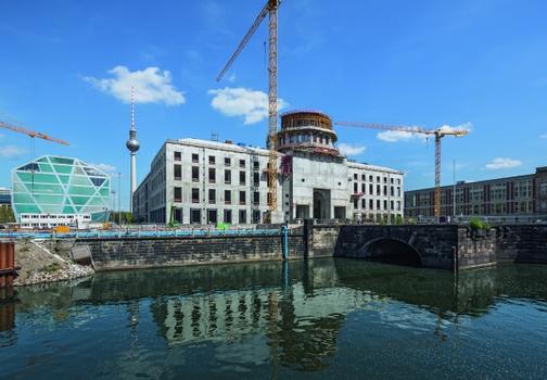 Due to the PERI solution with external CB Climbing Platforms, no facade scaffolding for the shell construction was required. For the circular reinforced concrete walls of the cupola, RUNDFLEX Circular Formwork together with FB 180 Folding Platforms were used.