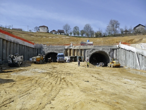 Arbeiten an der Einfahrt zu einem zweiröhrigen Tunnel