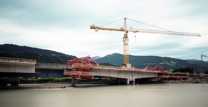 Terfener Brücke im Freivorbau errichtet: Das Projekt wurde im Freivorbau realisiert. Die Basis dafür bildeten die Systembauteile des „VARIOKIT”-Ingenieurbaukastens.