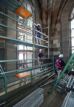 Renovierung des Ulmer Münsters: Im Glockenturm steht das knapp 20 m hohe PERI UP-Gerüst unterhalb der Zwischenebene auf dem Steinboden des Glockenstuhlfundaments in 43 m Höhe