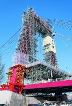 Scaffolding the two pylons of the Willems Bridge was considered one of the most difficult scaffolding projects ever in the Netherlands.
: Scaffolding the two pylons of the Willems Bridge was considered one of the most difficult scaffolding projects ever in the Netherlands.