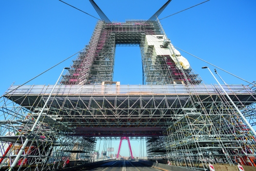 The projecting protective roof construction on both sides ensured the safe use of the road bridge during scaffolding assembly and refurbishment work.