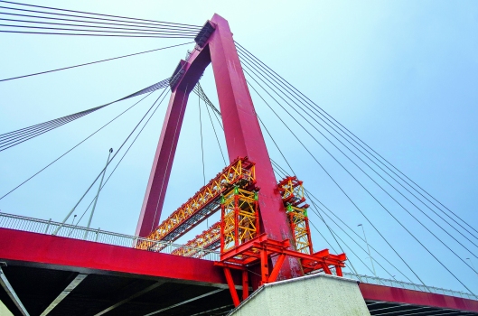Truss girders and heavy-duty shoring towers served to transfer the high loads into the pylon foundations.
: Truss girders and heavy-duty shoring towers served to transfer the high loads into the pylon foundations.