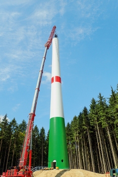Die 60 Spannglieder in Längen von je 76 m wurden mithilfe eines Krans eingebaut.