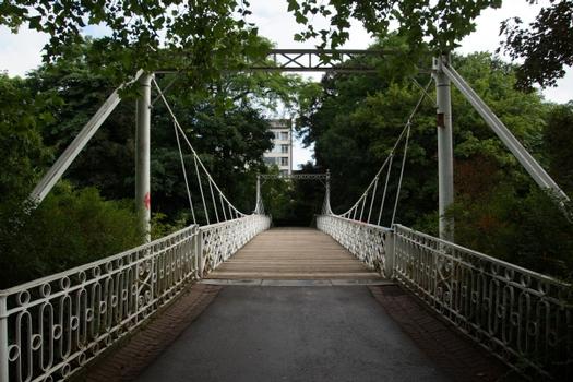 Hängebrücke im Stadtpark