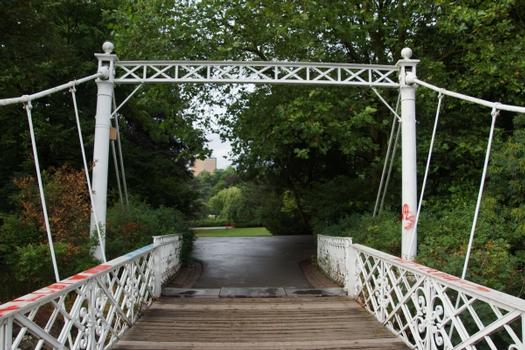Hängebrücke im Stadtpark 