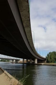 Pont de la R1 sur le Canal Albert