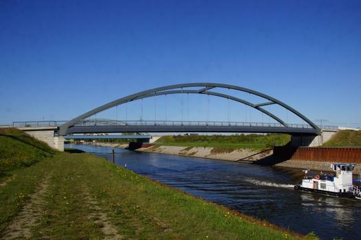 Pont routier sur le canal de l'Elbe