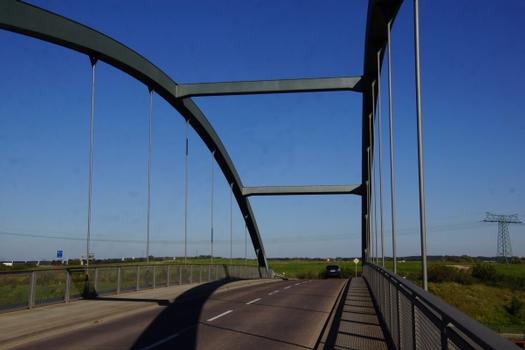 Pont routier sur le canal de l'Elbe