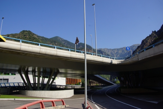 Zufahrtsbrücke zum Tàpia-Tunnel