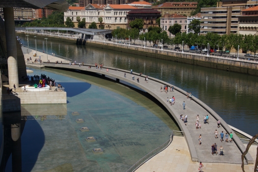 Brücke am Guggenheim-Museum Bilbao