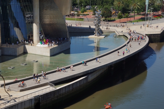 Brücke am Guggenheim-Museum Bilbao