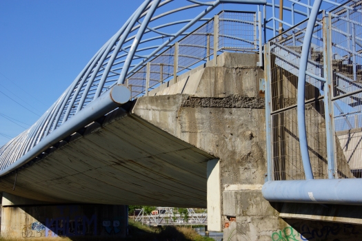 Pont-métro sur le rio Galindo