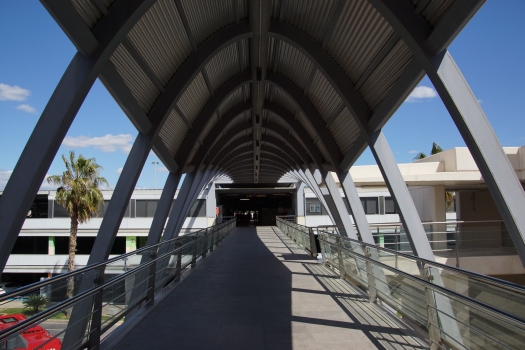 Verbindungsbrücke am Flughafen Valencia