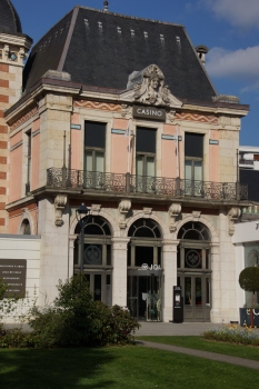 Casino et la Salle des Fêtes de Besançon-les-Bains