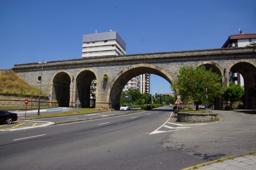 Eisenbahnüverführung über die Avenida Otero Pedrayo
