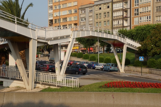 Fußgängerbrücke über die Avenida Alfonso Molina 