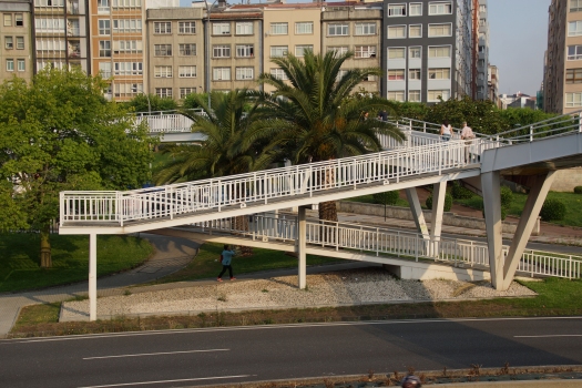 Fußgängerbrücke über die Avenida Alfonso Molina