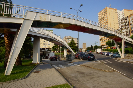 Fußgängerbrücke über die Avenida Alfonso Molina