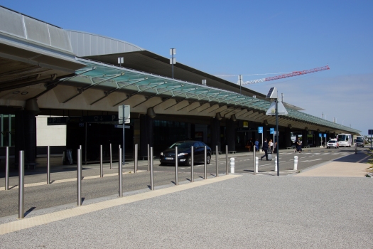 Zufahrtsbrücke für das Flughafengebäude Toulouse-Blagnac