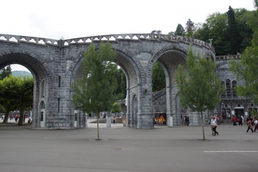 Arkaden am Heiligtum von Lourdes 