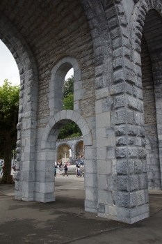 Arkaden am Heiligtum von Lourdes
