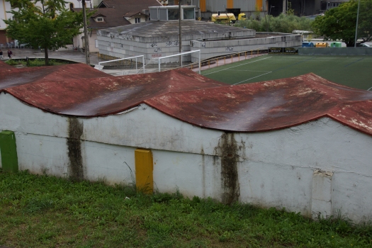 Dach der Besuchertribüne des Stadions Añorga 