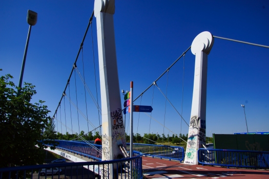 Geh- und Radwegbrücke über die M-40 zum Parque de la Cuña 