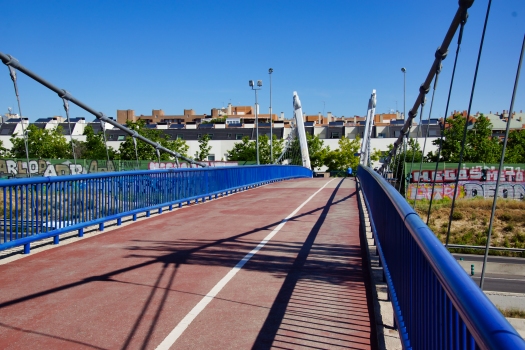 Geh- und Radwegbrücke über die M-40 zum Parque de la Cuña