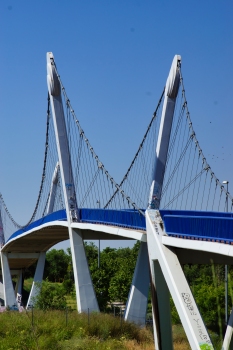 Geh- und Radwegbrücke über die R-3 zum Parque de la Cuña