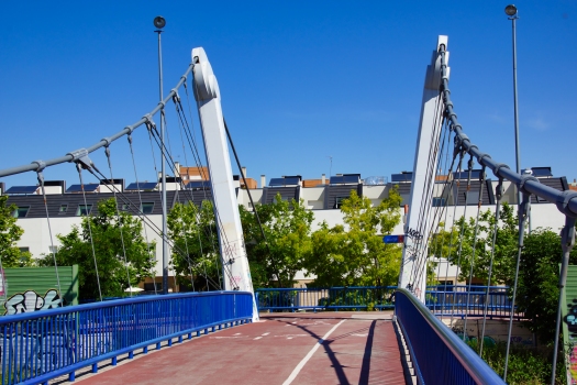 Geh- und Radwegbrücke über die M-40 zum Parque de la Cuña