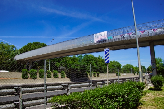Geh- und Radwegbrücke über die M-30