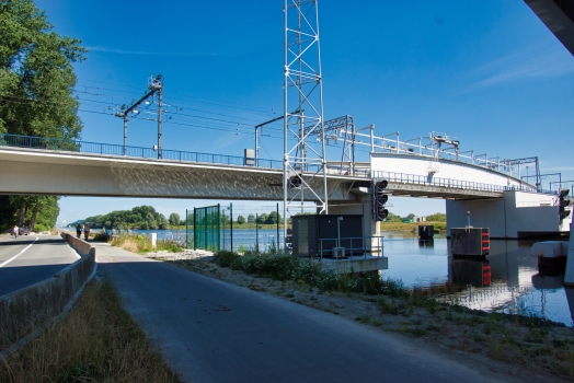 Pont ferroviaire sur le canal Baudoin
