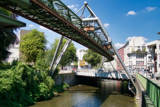 Superstructure de monorail suspendu de la Bembergstrasse