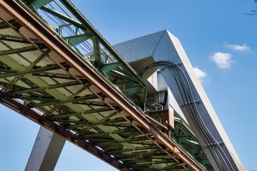 Superstructure de monorail suspendu sur la jonction de Sonnborn