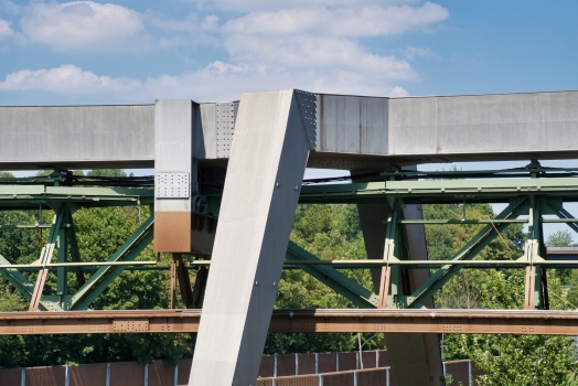 Superstructure de monorail suspendu sur la jonction de Sonnborn