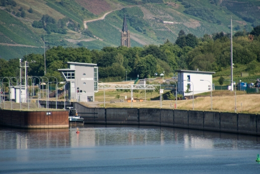 Zeltingen-Rachtig Dam and Lock