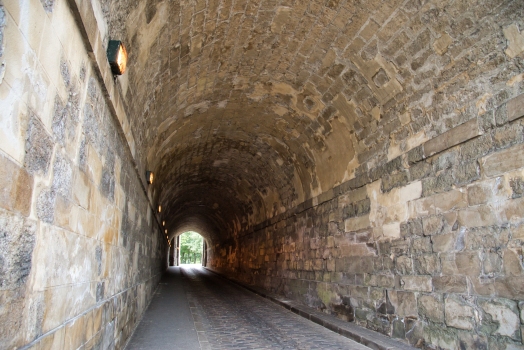 Tunnel des Tores "Porte-Chapelle" als Zufahrt zum Schloss von Compiègne